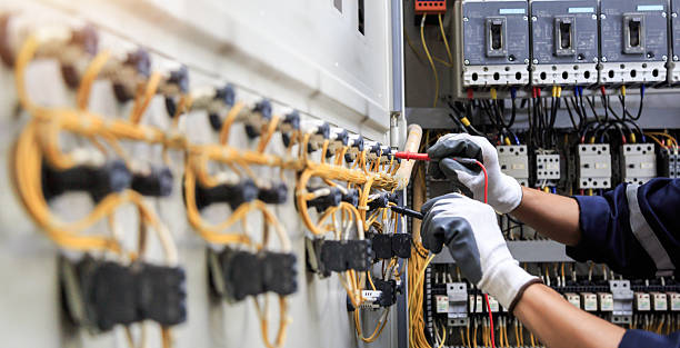 Professional Electrician technician working in Creve Coeur, IL